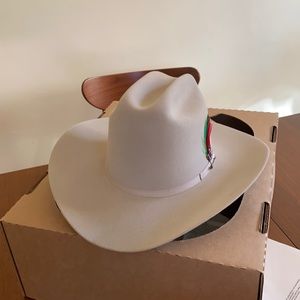 Suede tan Stetson. Size 7 1/8 or 57. Regular oval shape. 61 silver belly model.